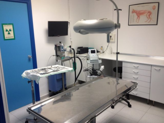 Quiròfan equipat amb equip d'anestèsia i respirador artificial